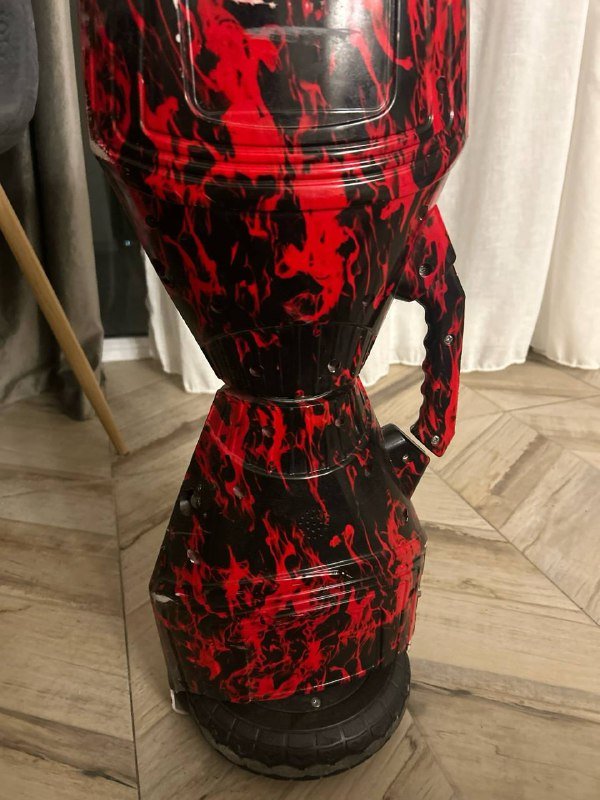 Гироскутер красно-черного цвета с ручкой, подсветка колес