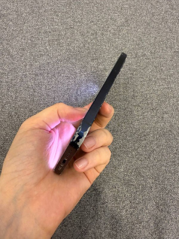 iPhone 12 с разбитым экраном 3