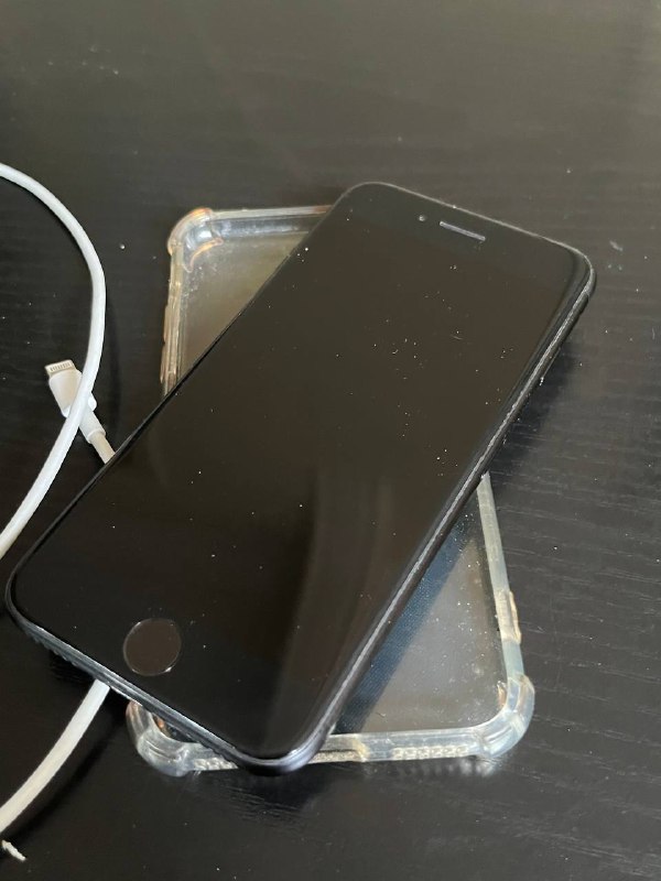 iPhone 7 с проводом и чехлом 3