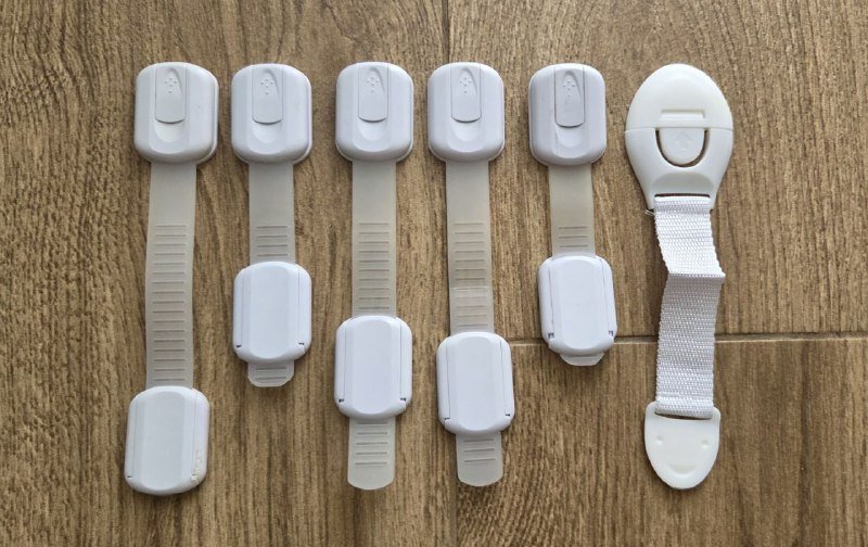 Блокираторы детские на двери шкафов и холодильников