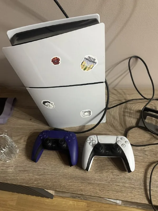 PS5 Slim Digital Edition с двумя геймпадами