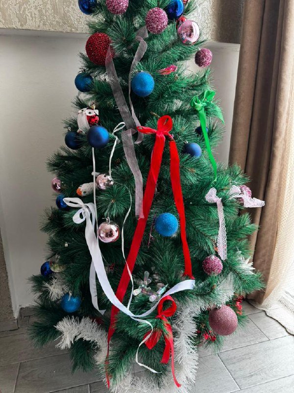 Искусственная елка с игрушками и гирляндой 2