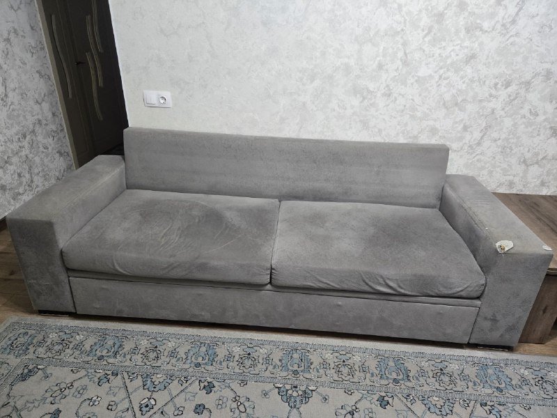 раскладной диван и два кресла серые