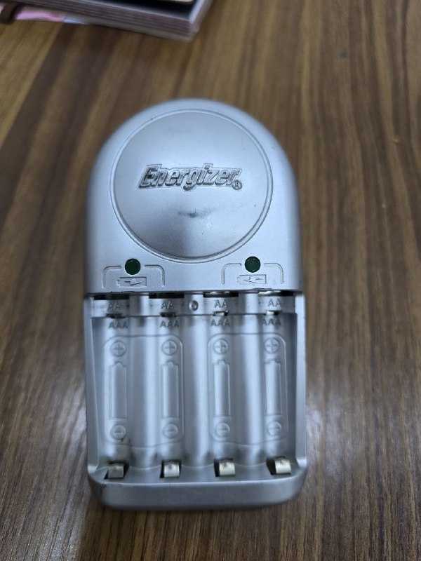 Зарядное устройство Energizer и 4 аккумуляторные батарейки Camelion AA 2