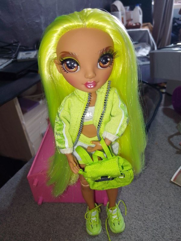 Кукла с зелеными волосами и одеждой