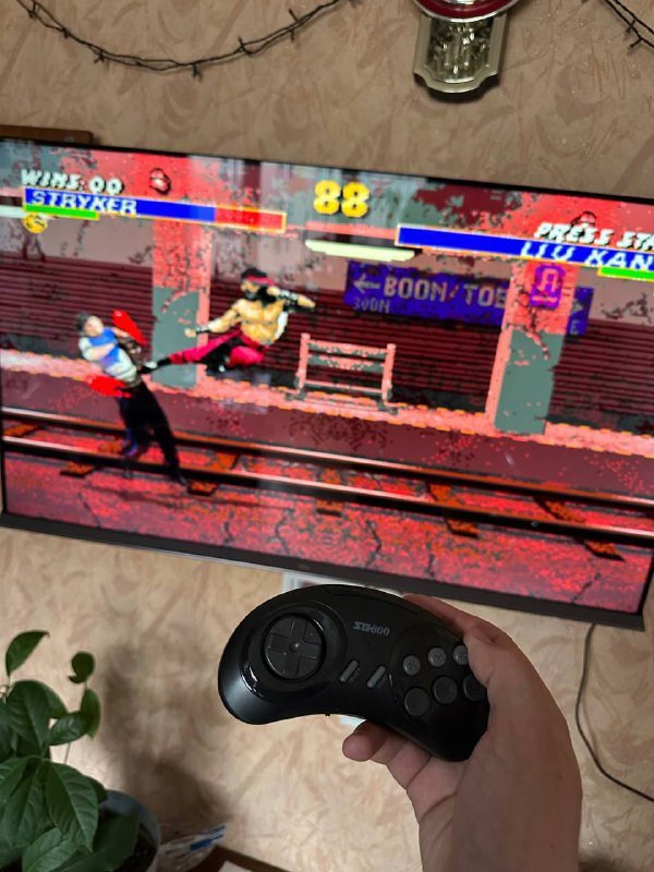 Ретро игровая приставка с джойстиками в стиле Sega 5