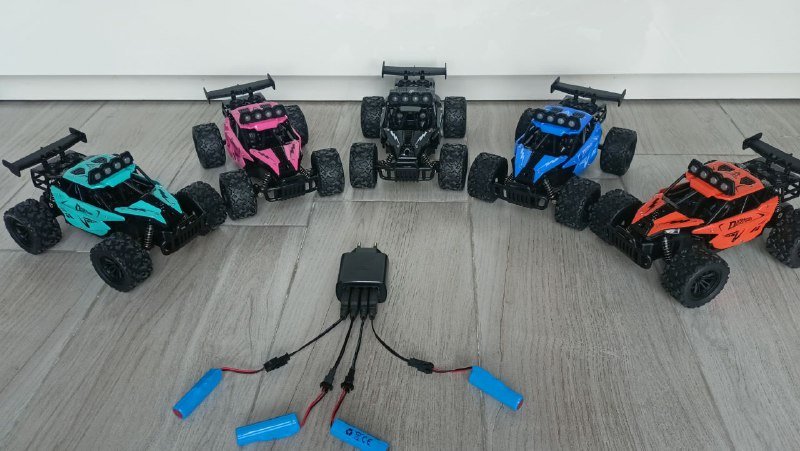 Набор из 5 разноцветных джипов на пульте управления 6