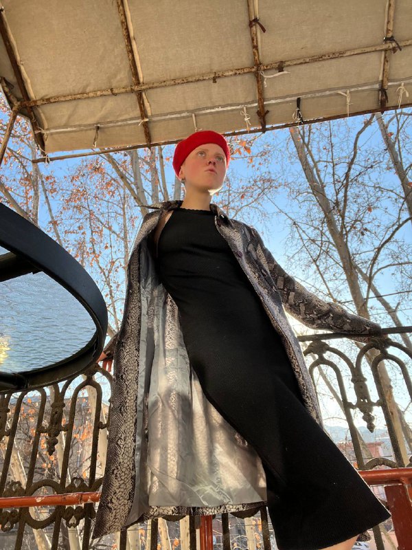 Кофта розовая, Рубашка в азиатском стиле, Рубашка красная, Плащ под змею, Полупрозрачная рубашка, Джинсы-кюлоты 7