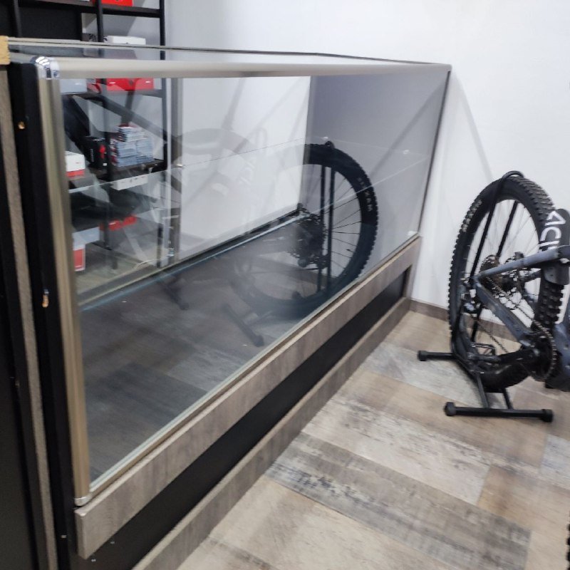 Стеклянные и черная стойка витрины б/у