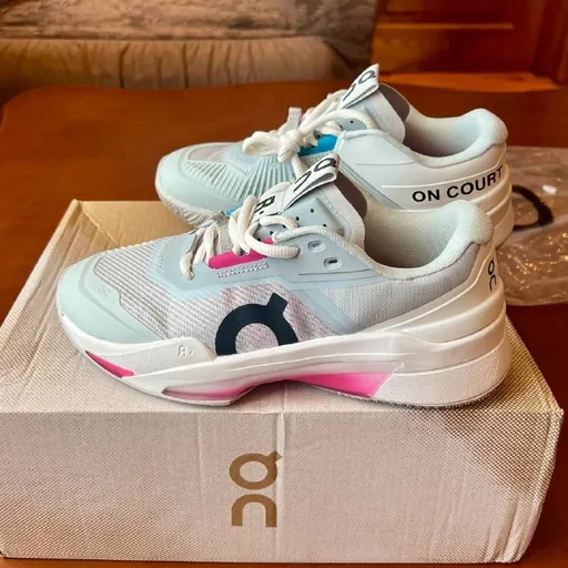 Tennis shoes
