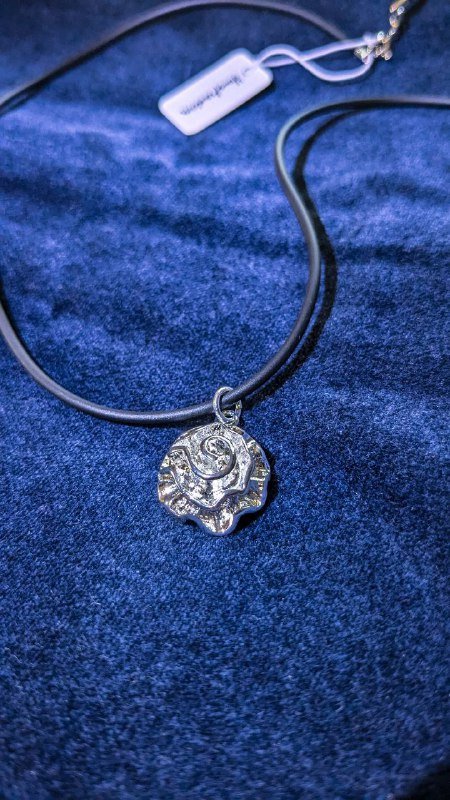 Посеребренный кулон в виде розы на шнурке 3