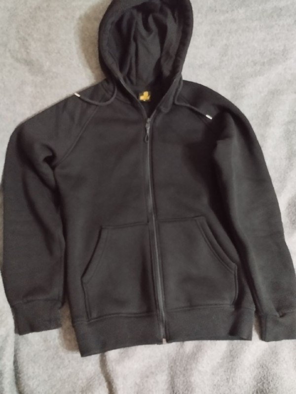 Джинсы, спортивные штаны, тёплая пайта с капюшоном