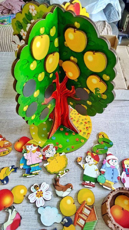 Развивающая деревянная магнитная игра Яблоня времена года 2