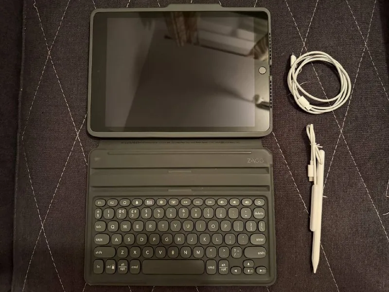 iPad 9, кабель, чехол с клавиатурой, pencil