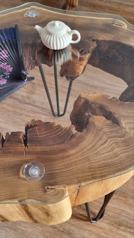 Стол журнальный из акации со стеклом