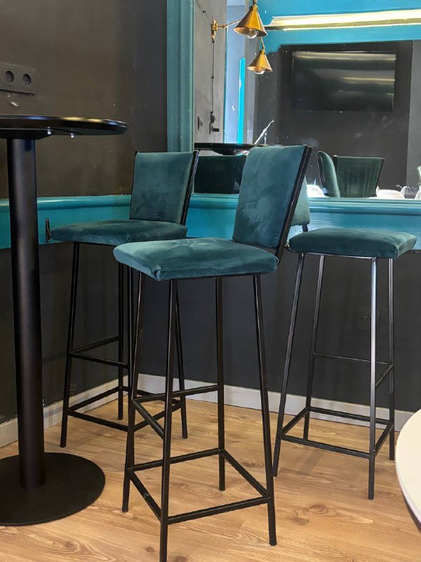 Столики камень чугун, стулья белые, барные стулья и столы, кондиционер