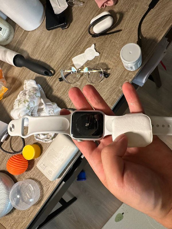 Apple Watch SE 44 мм белого цвета с оригинальным ремешком 3