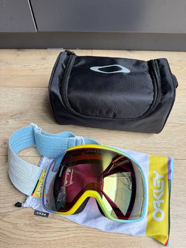 Горнолыжный костюм Superdry, Шлем Oakley MOD 3, Очки Oakley Goggles 4