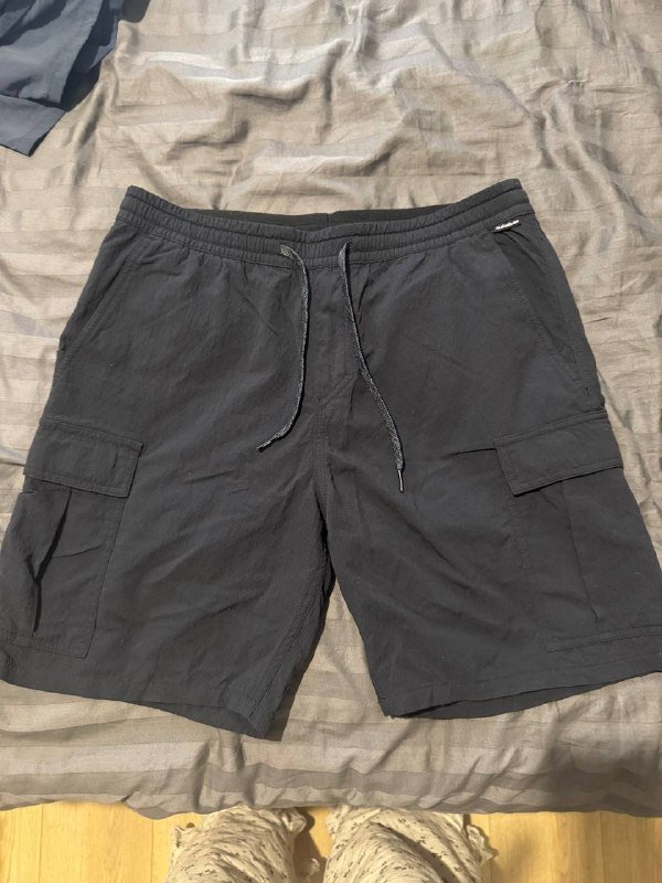 Футболка Nike Nocta, шорты Deus records и Quksilver, кошелек The North Face, игра с конфетами, перчатки Levi’s, куртка сноубордическая O’Neill, сандали мужские Teva 5
