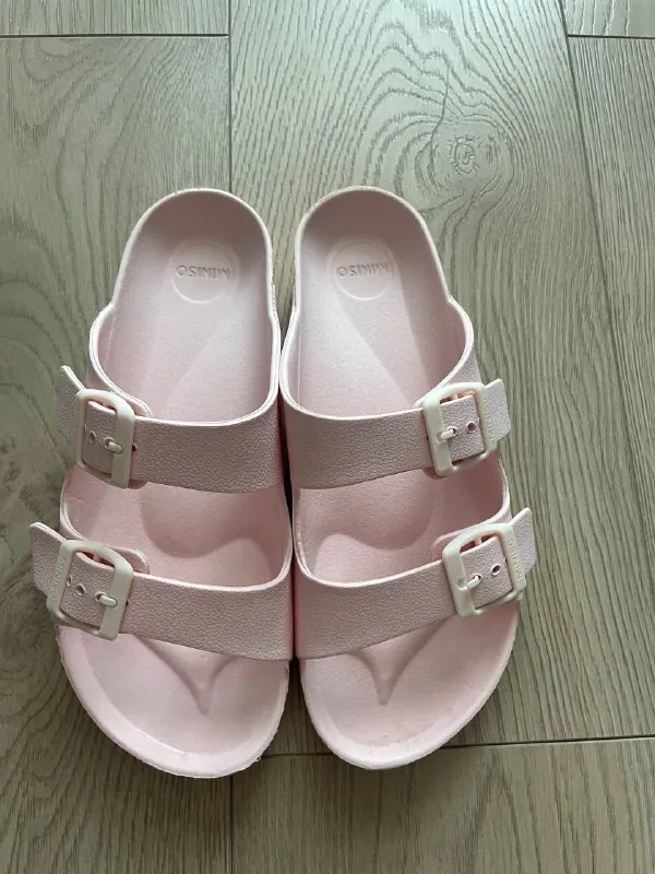 Шлёпанцы Miniso, сандалии Crocs, лонгслив Nike, комплект Koton 1