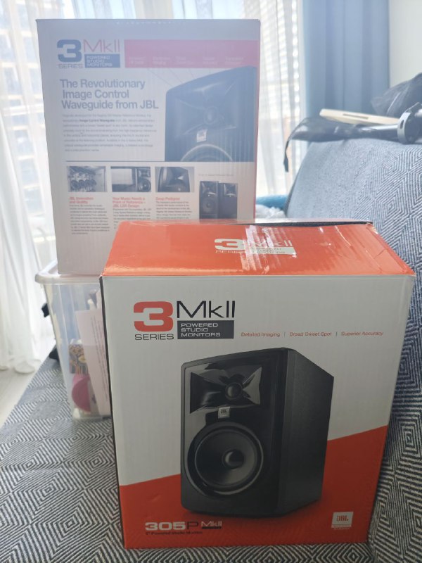 Звуковая карта Scarlett, студийные мониторы JBL, укулеле Lanikai, стойка для гитары, микрофон Sennheiser, губная гармошка
