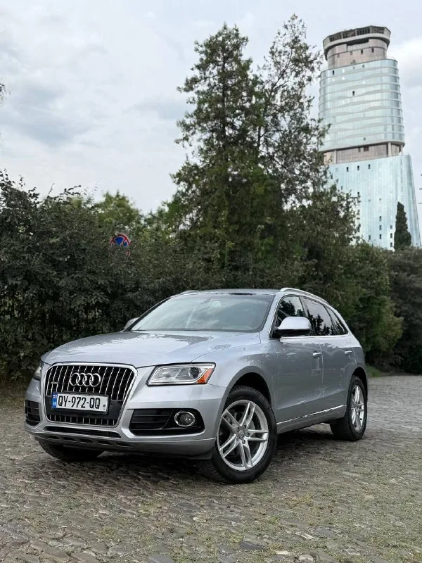 Audi Q5 Premium Plus quattro 1