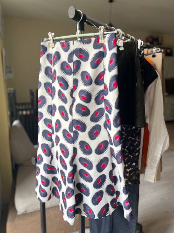 Майка, юбка миди, кожаный ремень, белый тоут, спрей для волос, дымка, духи 5