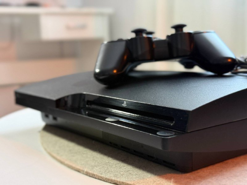 PlayStation 3 с двумя джойстиками и играми 2