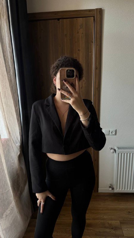 черный укороченный пиджак, серый пиджак