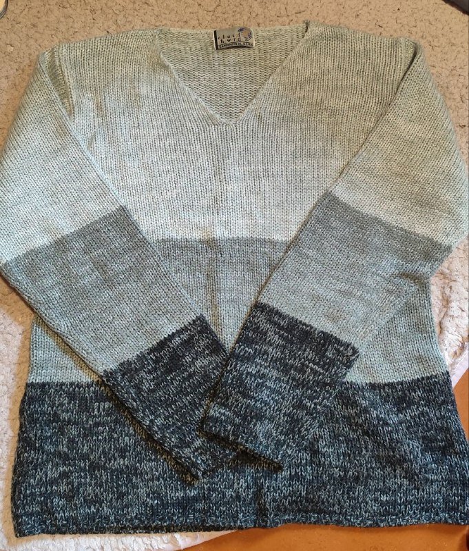 Вещи женские: кофты, джинсовая куртка, юбка 5