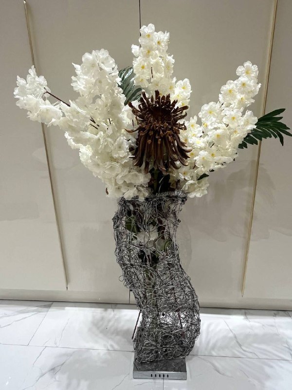 Декоративная ваза с искусственными цветами