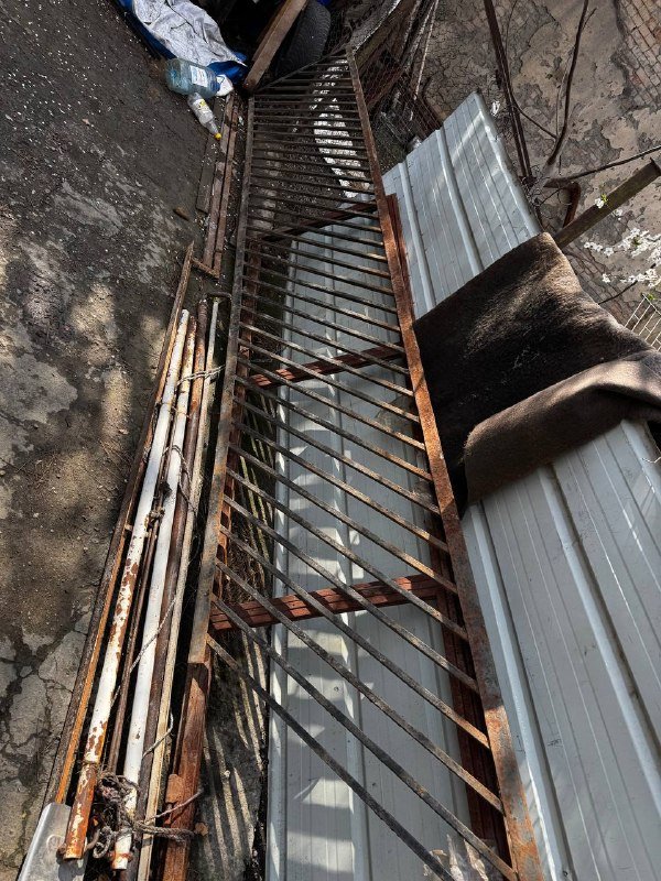 Решетки металлические длиной 3.20м и 4.20м