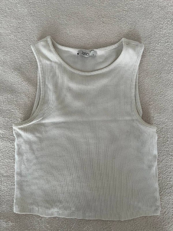 Джинсовые шорты, полосатый пиджак, коричневая накидка, серая майка, белая майка 10