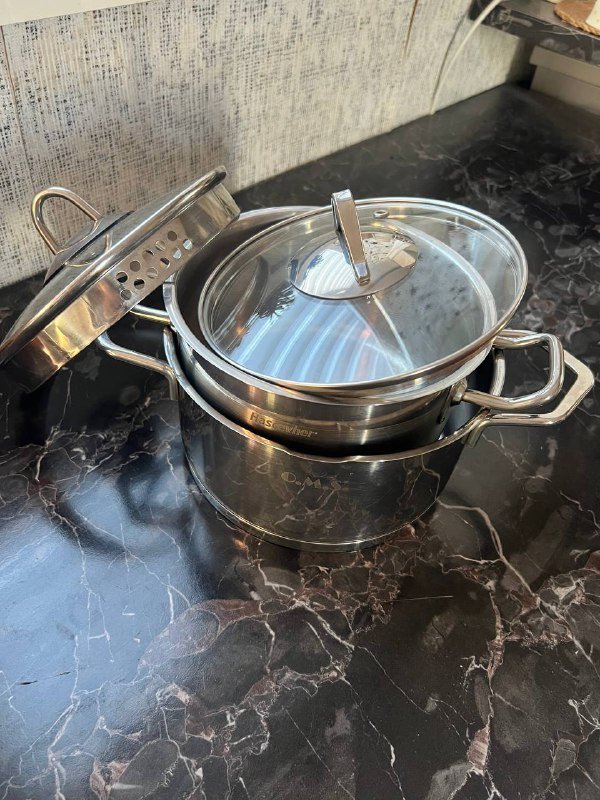 Стол, клавиатура, лампа, набор кастрюль