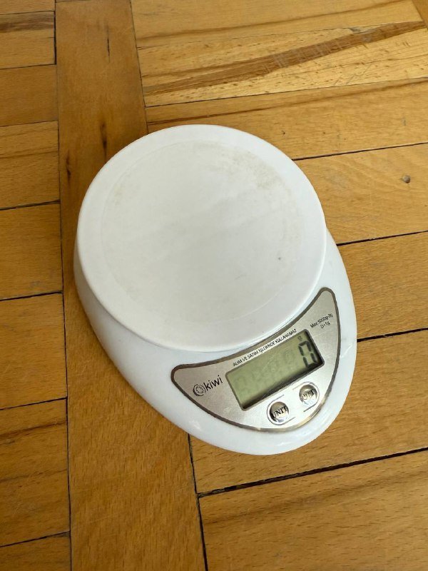 Весы кухонные, кастрюлька, доска, поварешка, ножи, сковорода, таблетки для посудомойки