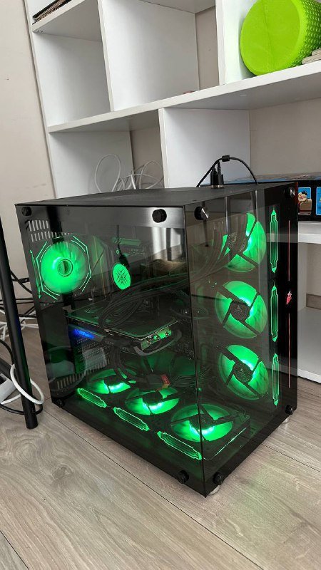 Компьютерный комплект с монитором, клавиатурой, мышью 2