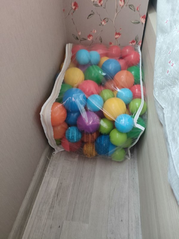 Игрушечные шарики, дорожная подушка, женская сумка