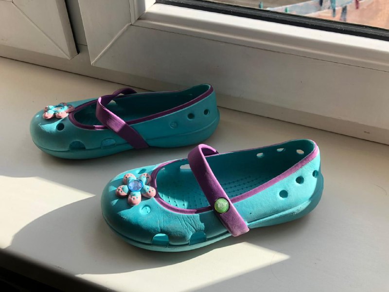 Бежевые сапожки, коричневые сапожки, розовые сапоги, босоножки Crocs, лоферы Zara