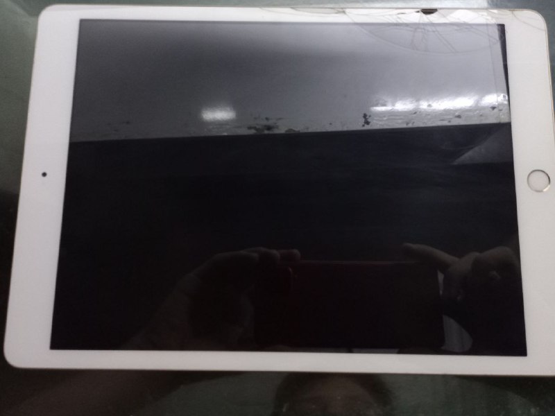 iPad 7 поколения с трещиной 2