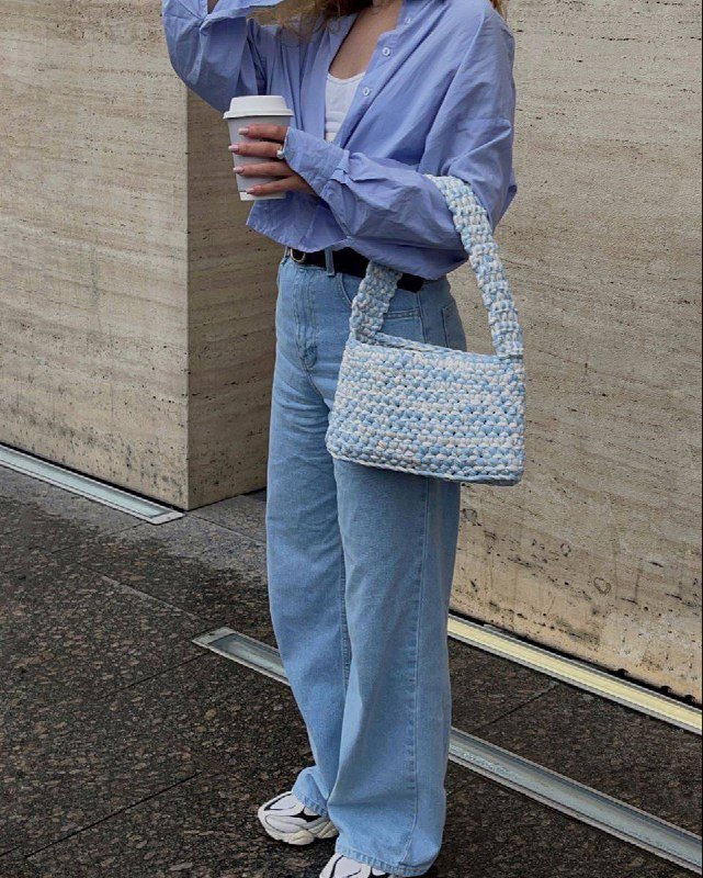 Вязаная сумка голубая с желтым и коричневым вставками 9