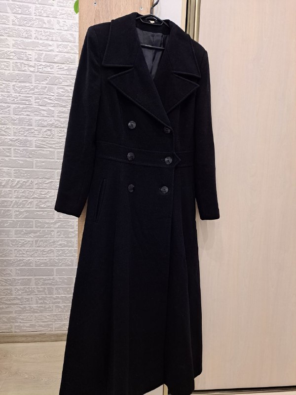 Брюки светлые, блуза чёрная, жакет розовый, пальто 7