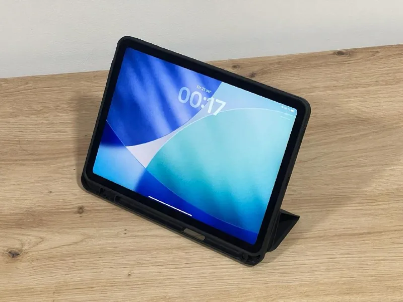 Apple iPad Air 11, Apple Pencil Pro, MacBook Pro 13, MacBook Air 13 1
