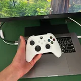 MacBook Pro, монитор BenQ, геймпад Xbox 4