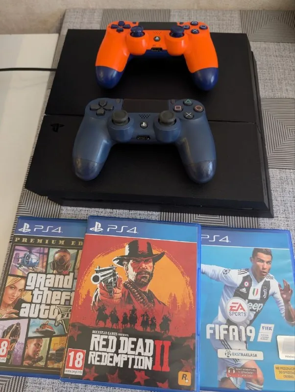 PS4, 2 джойстика, 3 игры