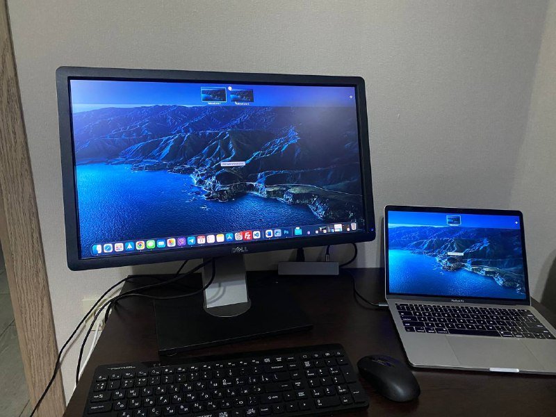 MacBook Pro 13-inch 2017 с монитором Dell, клавиатурой, мышью и переходником 2
