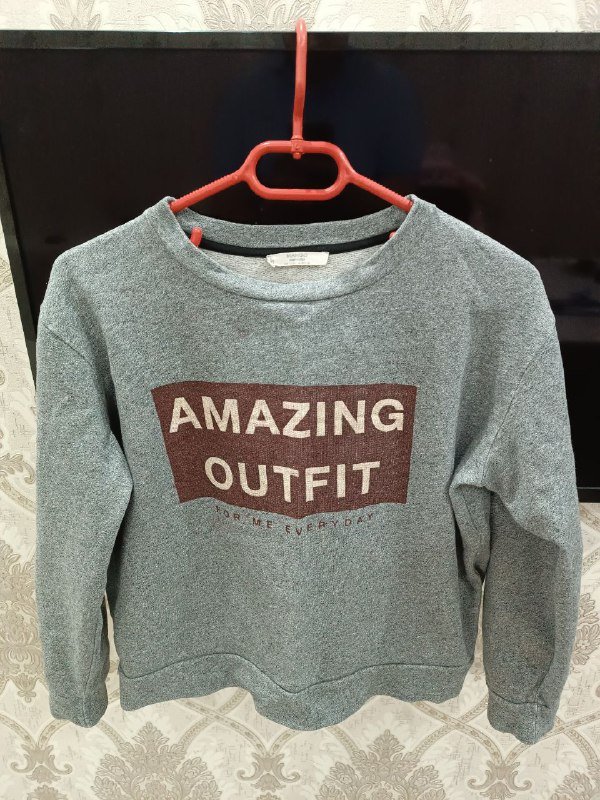 Ремень, свитшот с надписью Amazing Outfit 2