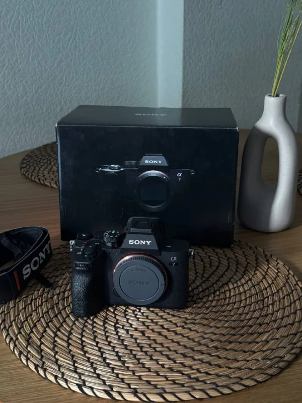 Камера Sony A7 IV с картой памяти и штативом 1