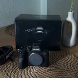 Камера Sony A7 IV с картой памяти и штативом 1