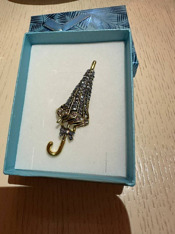 Брошки разного дизайна в коробочках 9