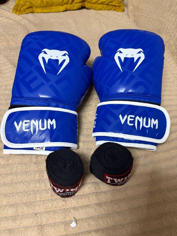 Боксёрские перчатки Venum 14 OZ с бинтами